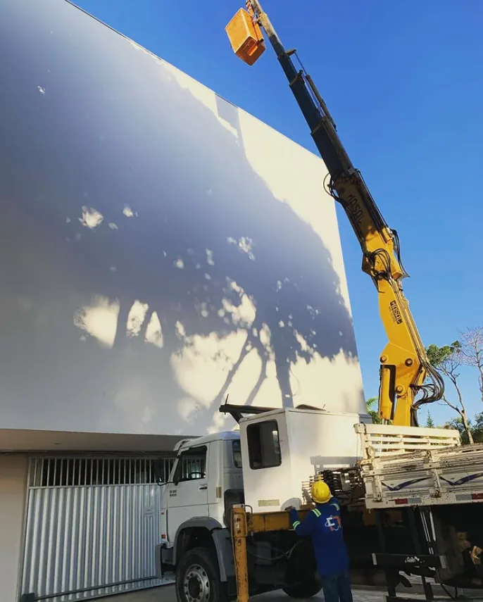Operação da F7 Engenharia com caminhão equipado e profissional utilizando capacete